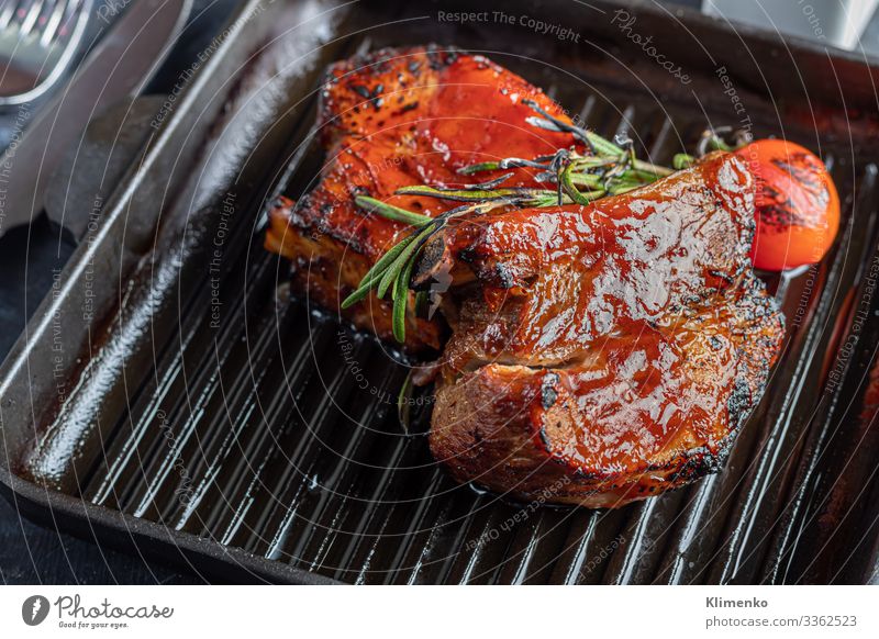 Gegrilltes Rinderfilet mit einem Rosmarinzweig Fleisch Käse Apfel Brot Marmelade Ernährung Frühstück Pfanne Sommer Dekoration & Verzierung Baby Baum Diät gehen