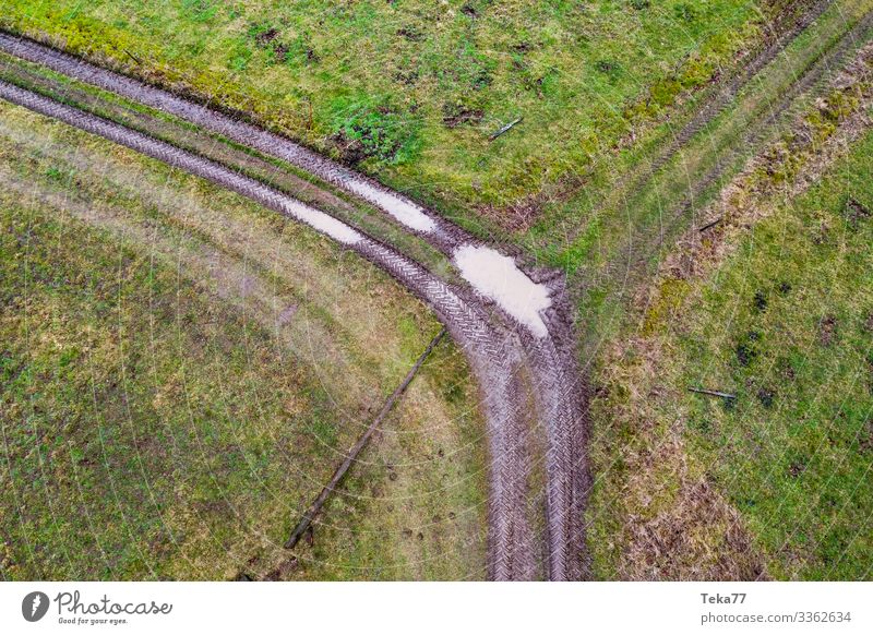 #Feldweg Winter von Oben Umwelt Natur Landschaft Erde ästhetisch Landwirtschaft Traktor Vogelperspektive Farbfoto Gedeckte Farben Außenaufnahme Luftaufnahme