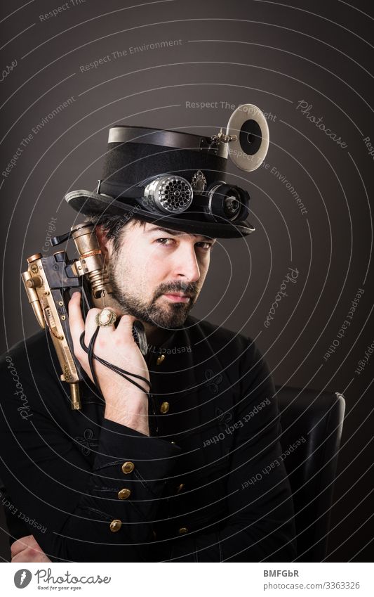 Steam punkt Bond Lifestyle Stil Freizeit & Hobby Mensch maskulin Mann Erwachsene 1 30-45 Jahre Kunst Subkultur Steampunk Mode Bekleidung Brille Hut Waffe