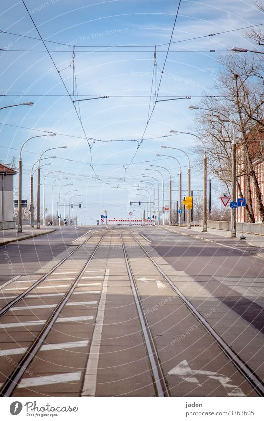 empty streets (17). Umwelt Himmel Brandenburg an der Havel Stadt Menschenleer Brücke Straßenverkehr Wege & Pfade Schienenverkehr Straßenbahn Gleise Zeichen