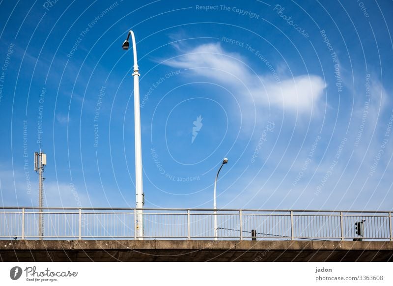 brückenbetrachtung. elegant Energiewirtschaft Umwelt Himmel Wolken Schönes Wetter Stadt Menschenleer Brücke Bauwerk Architektur Straße Wege & Pfade Hochstraße