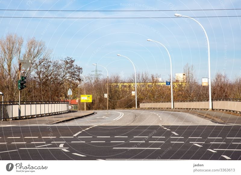 empty streets (19). Straße Licht Verkehr Schilder & Markierungen Hinweisschild Straßenverkehr Farbfoto Wege & Pfade Linie Menschenleer mehrspurig Außenaufnahme