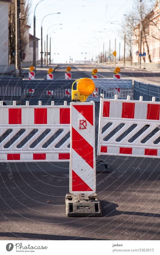 straßensperrung. Straße Warnung Absperrung Absperrgitter rot-weiß Menschenleer strassenbahnschienen Straßenbeleuchtung Laternen Schönes Wetter Stadt corona