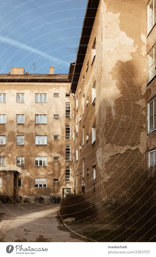 Berlin Prenzlauer Berg verfallenes Wohnhaus Armut armut vergänglichkeit kaputt alt fassade wohnen harz IV Fassadendetail Mauer Lebensmittel Immobilie Wand