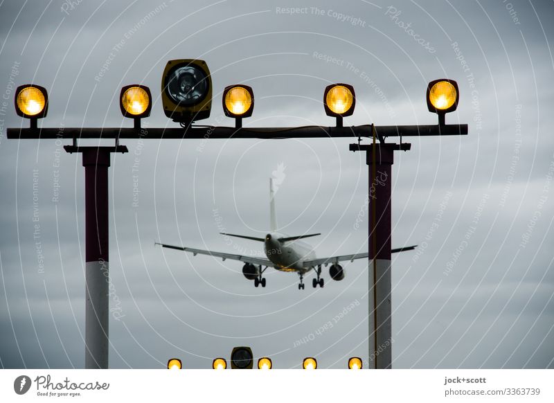 Flieger wirkt abgehoben im Anflug Ferien & Urlaub & Reisen Luftverkehr schlechtes Wetter Verkehrswege Passagierflugzeug Landebahn Flugzeuglandung