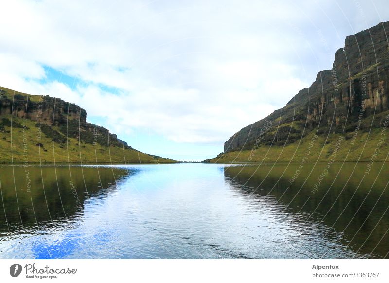 schmaler Grat Umwelt Natur Landschaft Wasser Himmel Wolken Klima Wetter Hügel Felsen Berge u. Gebirge Schlucht See Bach dunkel nass Abenteuer Zufriedenheit