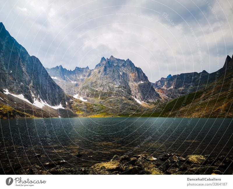 See vor einem Bergpanorama Berge u. Gebirge Gebirgssee Kanada Nordamerika Yukon Natur Gipfel Tourismus Ferien & Urlaub & Reisen Panorama (Aussicht) Landschaft