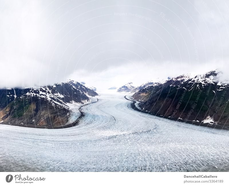 Gletscher zwischen Bergen verhangen mit Wolken Eis Natur Schnee Berge u. Gebirge blau weiß Gipfel Felsen Landschaft Kanada Schneebedeckte Gipfel Menschenleer