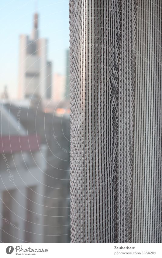 Hotelzimmer / Hoffnungsschimmer Stadt Stadtzentrum Menschenleer Gebäude Gardine Vorhang Fensterblick hängen trist grau demütig Langeweile Hoffnungsstrahl