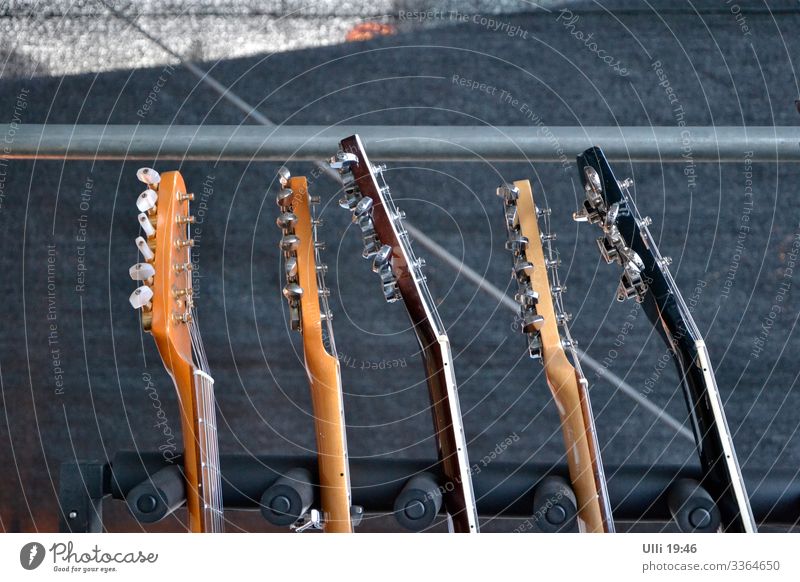 Gitarren auf einer Bühne. Stil Freude Sommer Entertainment Veranstaltung Feste & Feiern Rockkonzert Stadtzentrum Marktplatz Gitarrenständer Holz Metall