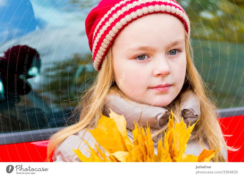 Süßes Mädchen mit rotem Hut Kind Schulkind Frau Erwachsene Kindheit Herbst blond Lächeln niedlich blau weiß Gefühle Vorschulkind eine Dame sechs 7 Kaukasier