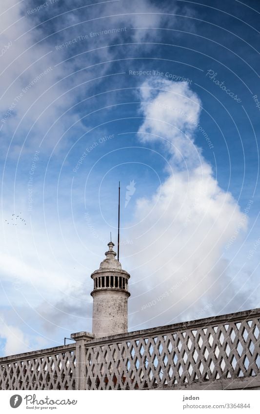 aufsteigender (un)geist. Kunst Umwelt Himmel Wolken Wetter Stadt Turm Bauwerk Architektur Mauer Wand blau Surrealismus Farbfoto Außenaufnahme Menschenleer