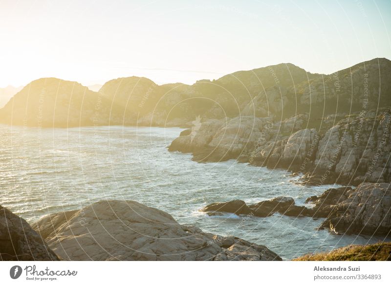 Gelassene skandinavische Sommerlandschaft an der Südküste Norwegens. Rocky Mountains, Fjord von oben. Himmel bei Sonnenuntergang. Lindesnes Abenteuer Bucht