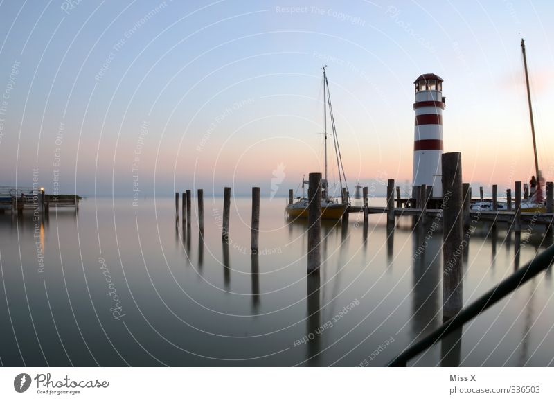 Leuchtturm Erholung ruhig Ferien & Urlaub & Reisen Ferne Freiheit Sommerurlaub Meer Küste See Schifffahrt Kreuzfahrt Bootsfahrt Hafen Stimmung Steg Anlegestelle