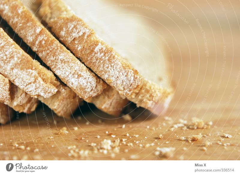 Brot Lebensmittel Teigwaren Backwaren Ernährung Abendessen frisch lecker Brotscheibe Krümel Farbfoto Nahaufnahme Menschenleer Textfreiraum rechts