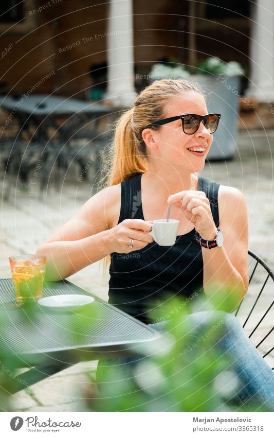 Junge Frau trinkt Espresso in einem Café im Freien Getränk Saft Kaffee Spirituosen Becher Lifestyle Freude Ferien & Urlaub & Reisen Restaurant Mensch feminin