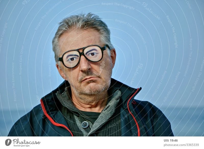 Leichter Zweifel. Mann Erwachsene Männlicher Senior Kopf Gesicht 1 Mensch 60 und älter Himmel Herbst Küste Strand Ostsee Menschenleer Jacke Brille beobachten