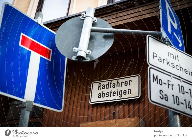 Verkehr(t)swende Verkehrswege Straßenverkehr Autofahren Fahrradfahren Verkehrszeichen Verkehrsschild Zeichen Schriftzeichen Schilder & Markierungen authentisch