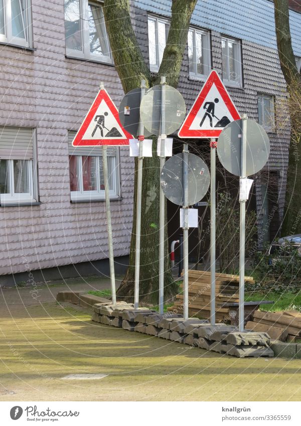 Schilderwald Stadt Haus Fassade Fenster Straße Verkehrsschild Zeichen Schilder & Markierungen Hinweisschild Warnschild Verkehrszeichen Kommunizieren stehen