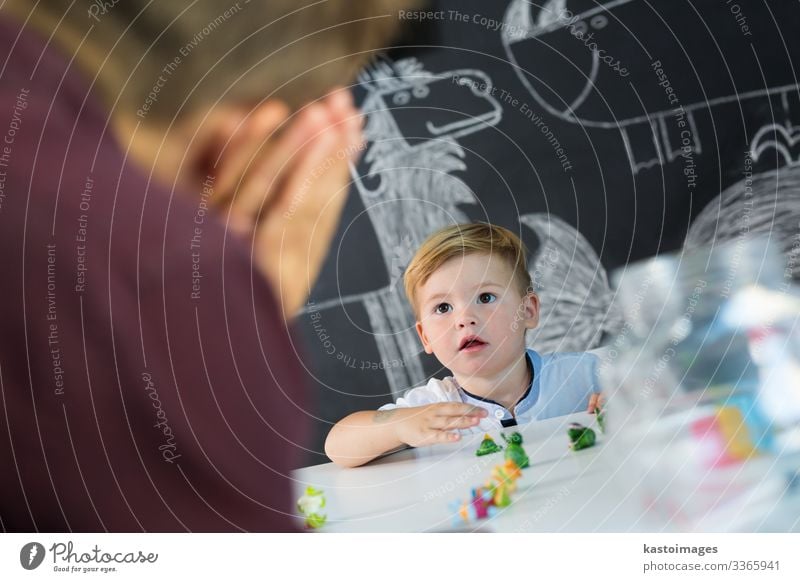 Süßes Kleinkind bei der Kindertherapiesitzung. Spielen Tisch Entertainment Lehrer Junge Mann Erwachsene Kindheit Spielzeug sitzen niedlich Gefühle Idee Kontakt