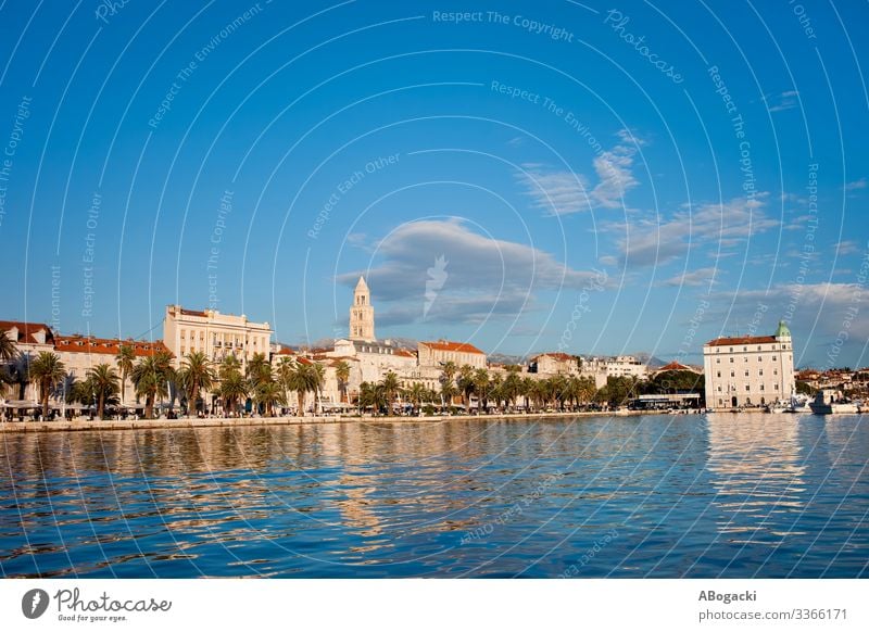 Die Skyline der Stadt Split in Kroatien Ferien & Urlaub & Reisen Tourismus Meer Haus Küste Gebäude Architektur alt historisch blau Turm Großstadt Wahrzeichen