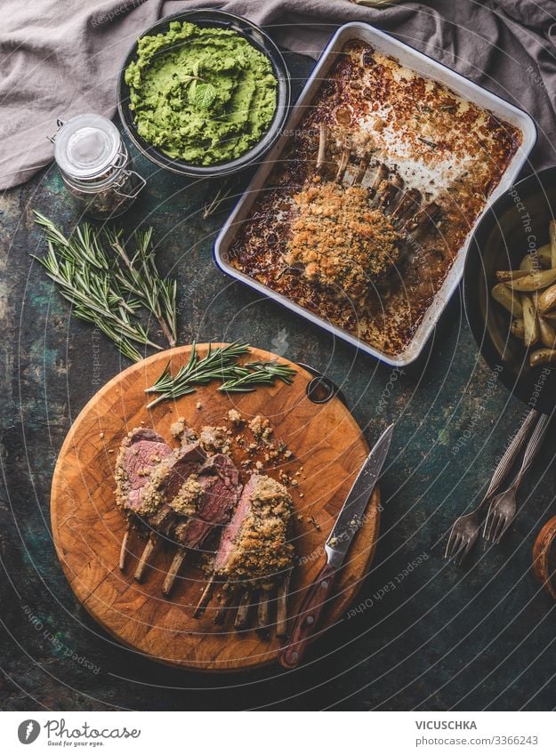 Medium rare Lamm Racks mit Erbsenpüree Lebensmittel Fleisch Ernährung Geschirr Stil Häusliches Leben Tisch Restaurant Ostern Design Tradition Essen zubereiten