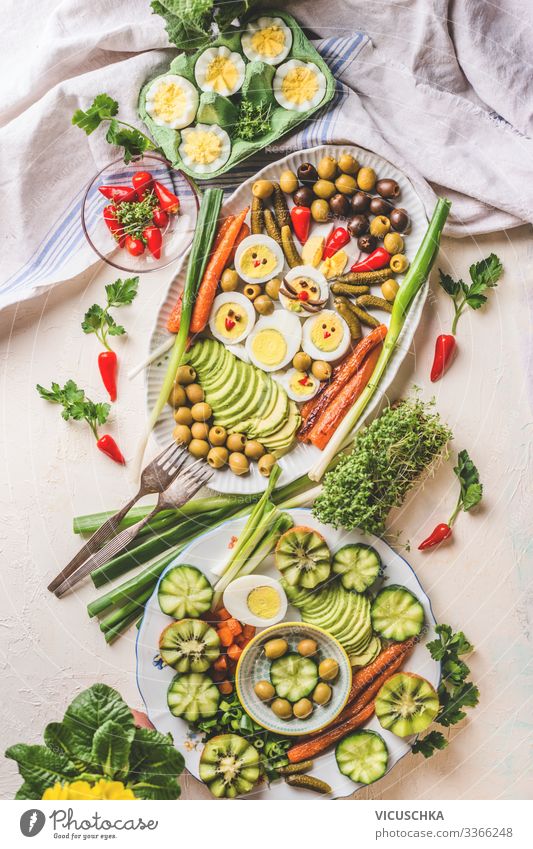 Ostern Essen mit Eier auf hellem Tisch Lebensmittel Ernährung Frühstück Mittagessen Büffet Brunch Festessen Bioprodukte Geschirr Teller Stil Gesunde Ernährung