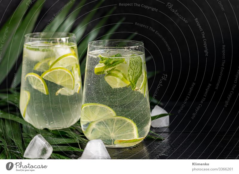 Mojito in einem großen transparenten Glas mit Limetten- und Minzeblättern Käse Apfel Teigwaren Backwaren Brot Marmelade Ernährung Frühstück Sommer