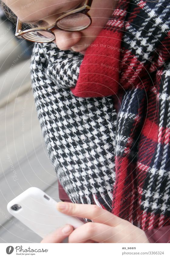 Allways on Handy Unterhaltungselektronik Junge Frau Jugendliche 1 Mensch Umwelt Herbst Winter Stadt Straße Schal Brille festhalten Blick authentisch rot schwarz