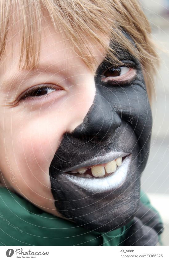 ;-) Karneval Halloween Geburtstag Junge Kindheit Gesicht 8-13 Jahre Jugendkultur blond Lächeln lachen Blick authentisch Fröhlichkeit positiv grün schwarz weiß