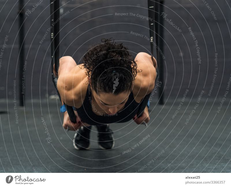 Übende Frau mit Turnringen in der Hand Lifestyle Körper Sport Mensch Erwachsene Fitness sportlich muskulös stark Kraft Athlet Boxer üben erschöpft passen