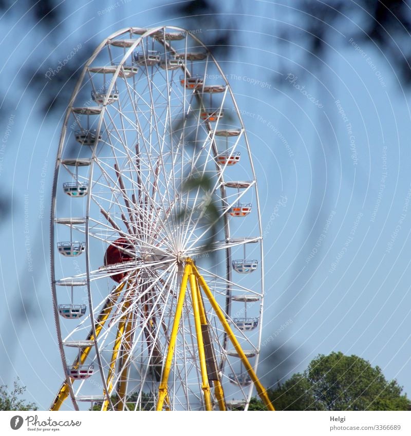 Riesenrad auf einem Jahrmarkt Freizeit Tag Himmel Spaß Karussell Fahrgeschäft rund Außenaufnahme groß hoch blau weiß gelb Attraktion Schausteller Frühling