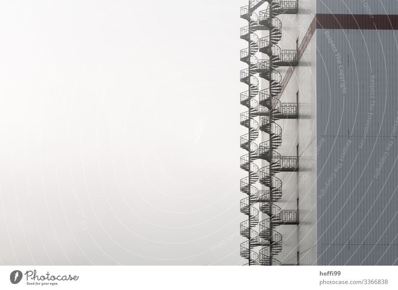 Notausgang Industrie Himmel Herbst Winter Schönes Wetter Nebel Industrieanlage Lagerschuppen Lagerhalle Treppe Fassade Wendeltreppe ästhetisch authentisch
