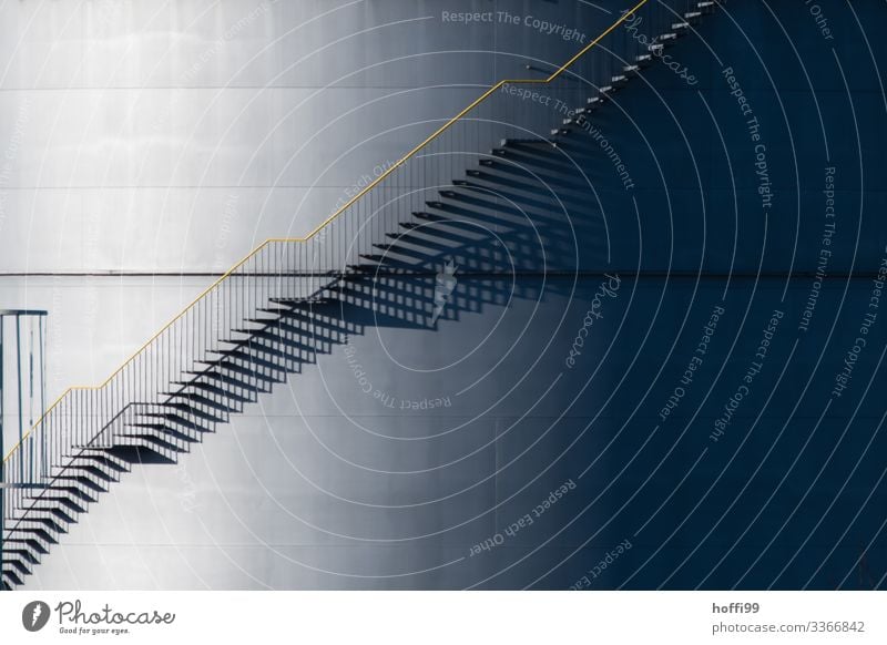 Licht&Schatten Energiewirtschaft Industrie Industrieanlage Hafen Tank Lager Lagerhalle Mauer Wand Treppe Fassade Gastank Öltank Treppengeländer Stahl ästhetisch