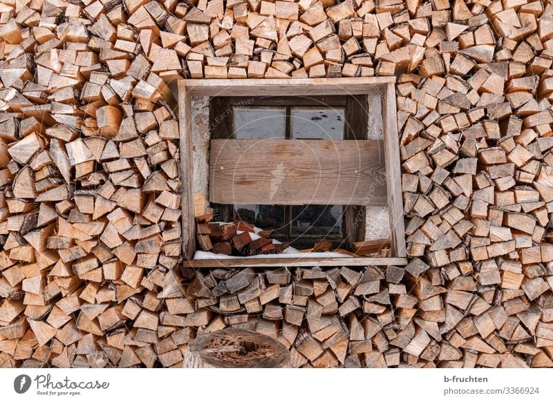 Brennholz Vorrat Häusliches Leben Haus Hütte Fenster Holz Berghütte Stapel Ordnung Farbfoto Außenaufnahme Menschenleer Tag