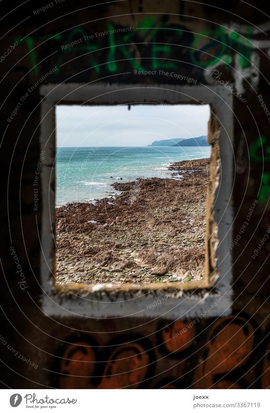 Blick durchs Fenster aufs Meer. Landschaft Wasser Himmel Wolken Schönes Wetter Felsen Küste Frankreich Leuchtturm Sehenswürdigkeit alt historisch maritim blau