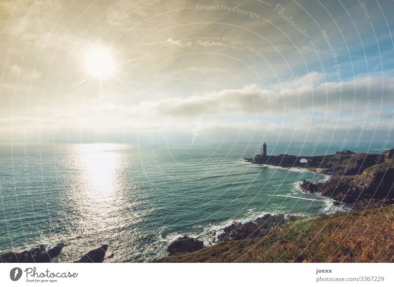 Leuchtturm Phare du Petit Minou am Meer in der Bretagne Landschaft Wasser Himmel Wolken Schönes Wetter Felsen Wellen Küste Frankreich Sehenswürdigkeit alt