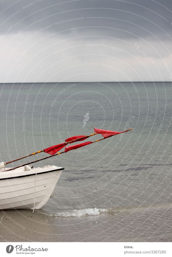 rechtzeitig zurück Horizont Boot Fischerboot Flaggen Meer Himmel Gewitterwolke Cloud Wasser nass maritim Fischen rot weiß grau Wellen Strand Fahnenmast Küste