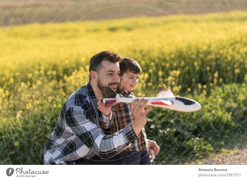 Fliegen lernen Lifestyle Glück Spielen Kind Schule Mensch Junge Mann Erwachsene Vater Familie & Verwandtschaft Kindheit fliegen Liebe Zusammensein Gefühle