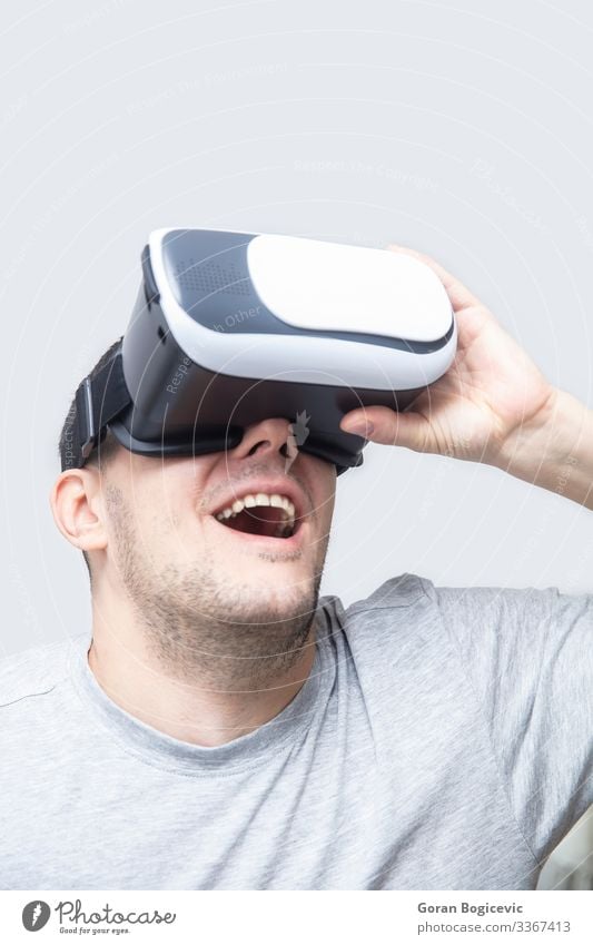 Junger Mann mit Vr-Headset, der die virtuelle Realität erlebt Freizeit & Hobby Spielen Entertainment Technik & Technologie Mensch Jugendliche Erwachsene 1