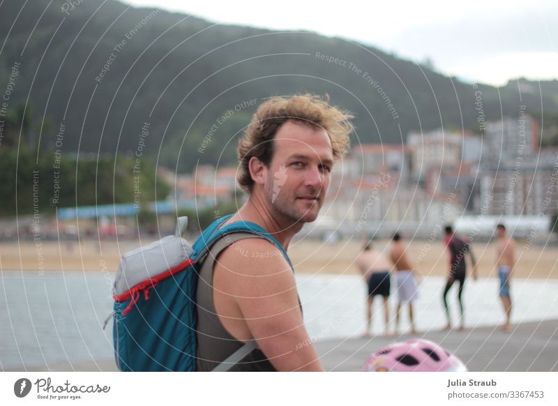 Mann Rucksack Fischerstadt maskulin Erwachsene 1 Mensch 30-45 Jahre Sommer Schönes Wetter Strand Bucht Baskenland Spanien Fischerdorf Kleinstadt Hafenstadt