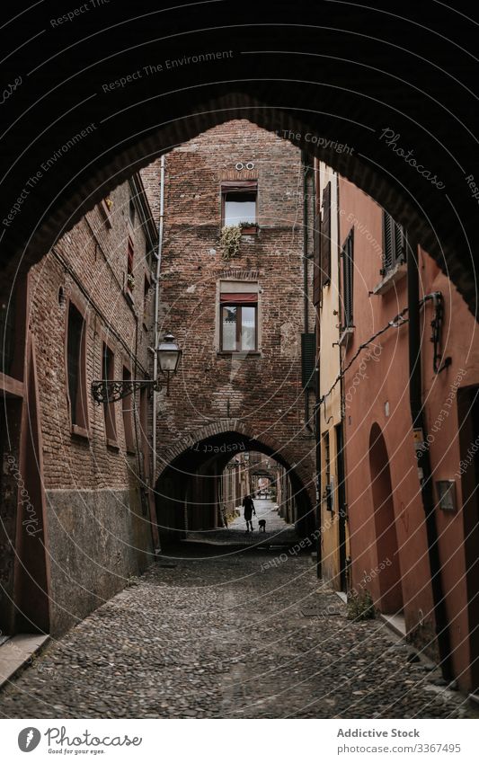 Bogen öffnet Durchgang zur engen Straße in der Stadt alt Haus Architektur reisen Stein Gebäude traditionell Ausflugsziel urban Großstadt Kultur Szene typisch