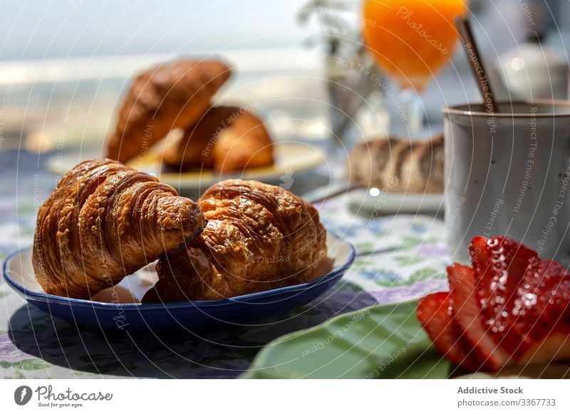 Hausgemachtes vollwertiges Frühstück bei Sonnenlicht Kaffee Hintergrund Getränk Brunch Bestandteil Gesundheit Brot traditionell heimwärts Restaurant Tee trinken