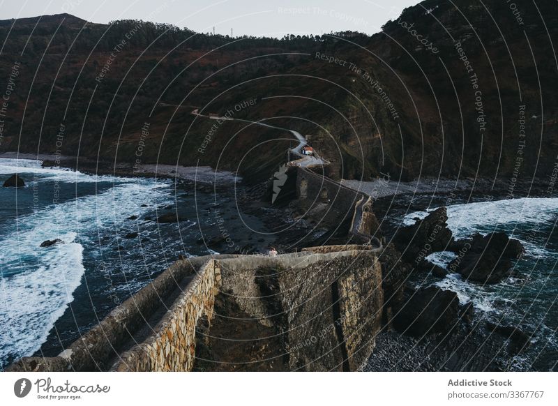 Gehweg entlang der Steinbrücke und am Hang in der Abenddämmerung Laufsteg Brücke Ufer Berge u. Gebirge Wasser Küste Straße felsig reisen Dämmerung Spanien