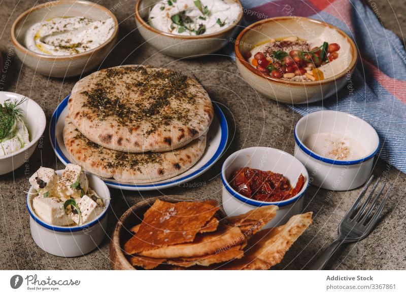 Fladenbrot-, Hummus- und Käsesortiment auf dem Tisch Snack Speise Bar lecker Mahlzeit Speisekarte Amuse-Gueule Lebensmittel Brot Wahl Dienst Pub Würzig