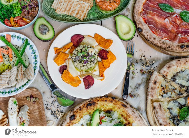 Bohnenschale auf dem Tisch Speise Bestandteil frisch Sortiment lecker Mahlzeit Fleisch Speisekarte Platte Teigwaren Portion Restaurant serviert Snack