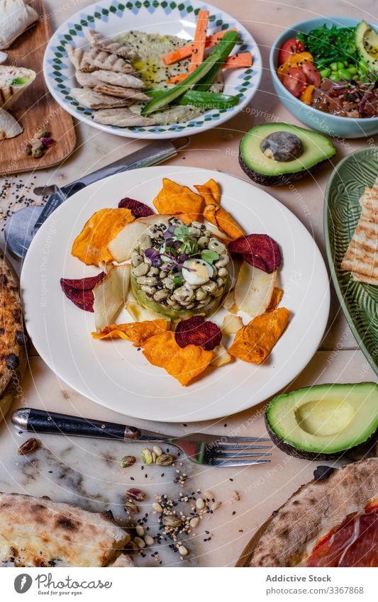 Bohnenschale auf dem Tisch Speise Bestandteil frisch Sortiment lecker Mahlzeit Fleisch Speisekarte Platte Teigwaren Portion Restaurant serviert Snack