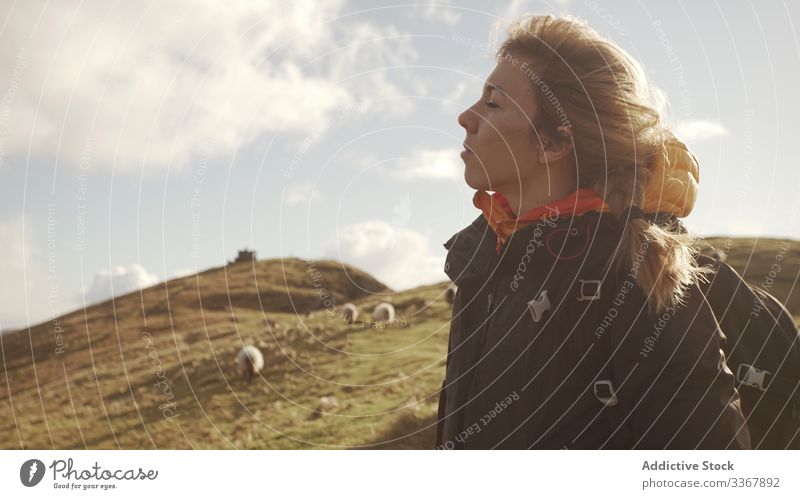 Weibliche Touristin betrachtet die Natur Irlands nachdenken Frau genießen Landschaft MEER Klippe Küstenlinie Schönheit Himmel Freiheit Feiertag reisen Erholung