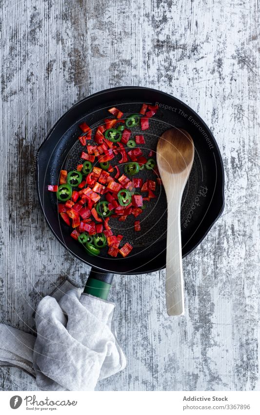 Verfahren zur Herstellung von Chutney-Mango in der Pfanne Vorbereitung grüner Pfeffer rote Paprika Prozess Zwiebel gebraten Lebensmittel Mahlzeit lecker Speise