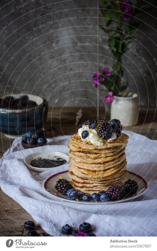 Leckere Pfannkuchen mit Brombeeren und Heidelbeeren Queso-Ricotta Beeren süß Frühstück Lebensmittel Himbeeren Stapel Mahlzeit Morgen Gesundheit frisch Teller